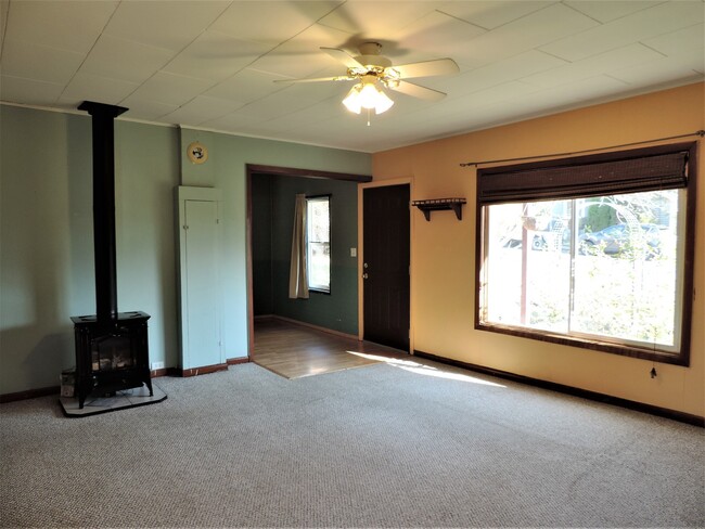 Building Photo - 2BR Home for Rent in Bingen - Pet Friendly!