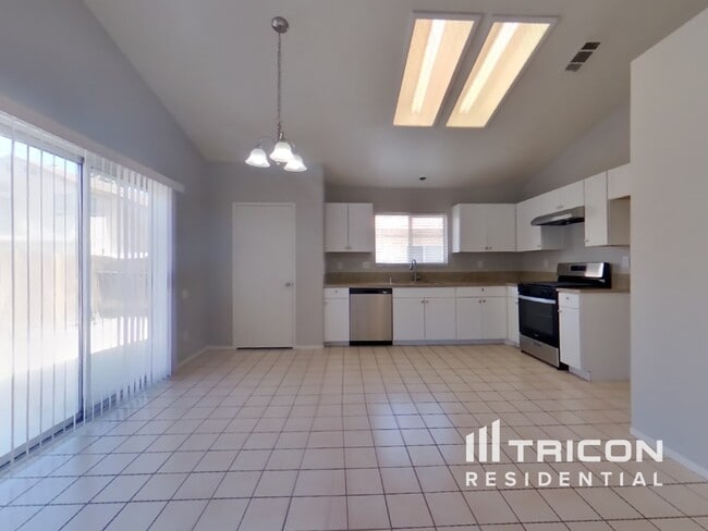 Foto del edificio - 14806 Rosemary Dr