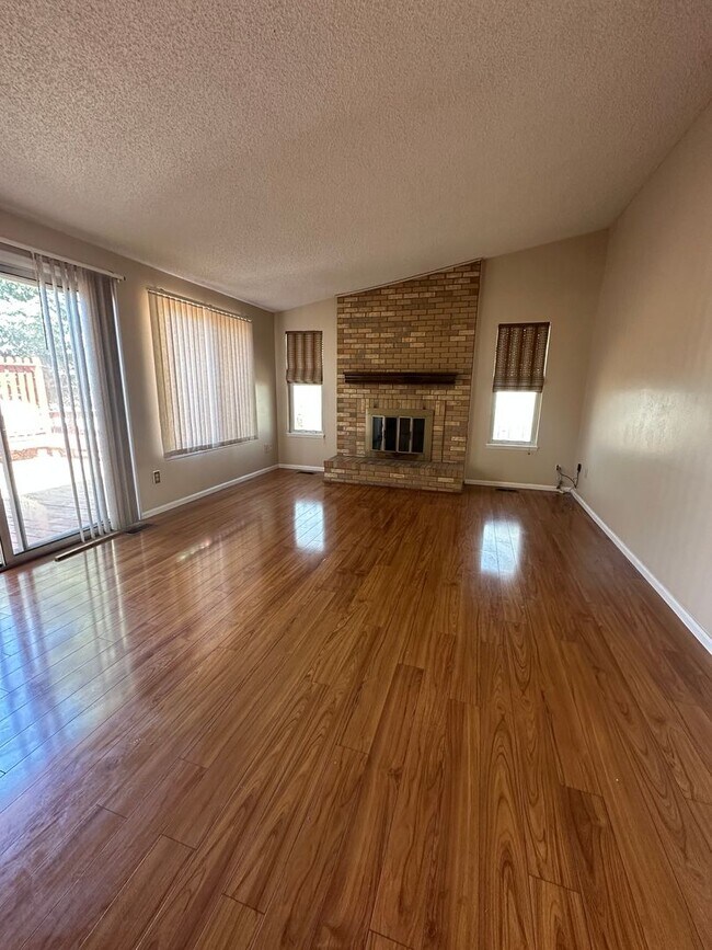 Foto del edificio - 5 bedroom 3 bathroom Sinlge Family House in Aurora