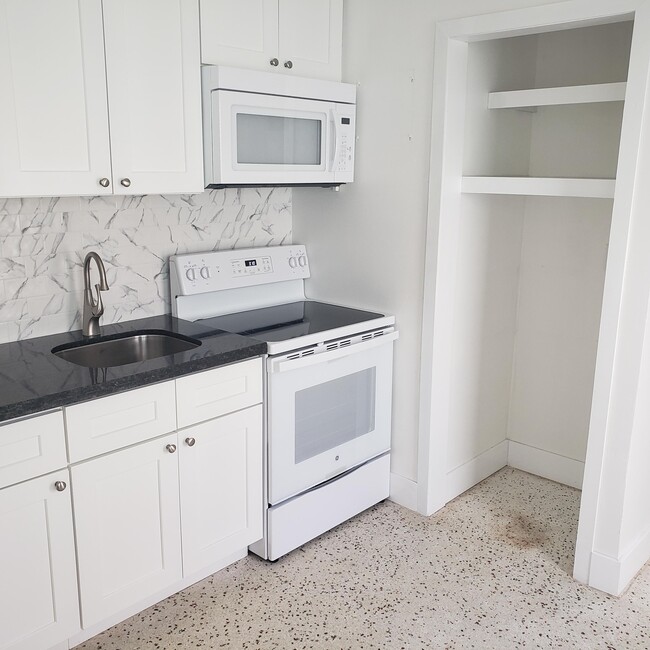Foto del edificio - 1216 Cabana Rd