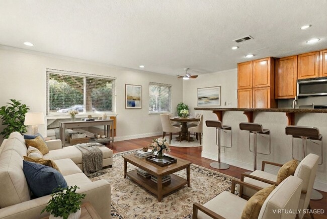 Pleasanton 2BD Townhouse w/ Granite Kitchen, Plank Floors, Community Amenities & Top Schools - Pleasanton 2BD Townhouse w/ Granite Kitchen, Plank Floors, Community Amenities & Top Schools