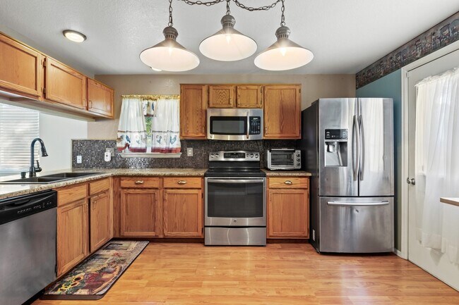 Foto del edificio - Beautiful 2 Home with 2 Car Garage and Bac...