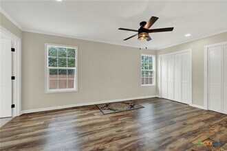 Building Photo - 312 N La Vernia St