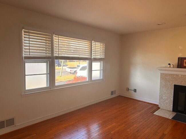 Building Photo - 5233 Queensberry Ave