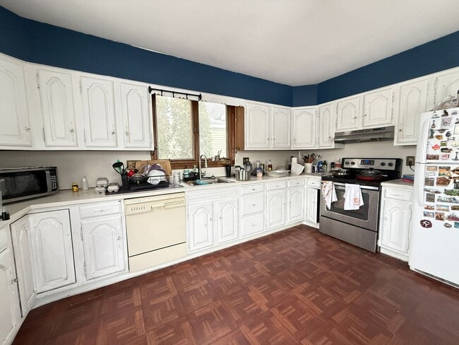 Photo - 4bed 1.5 bath in Waltham available on 9/1 House