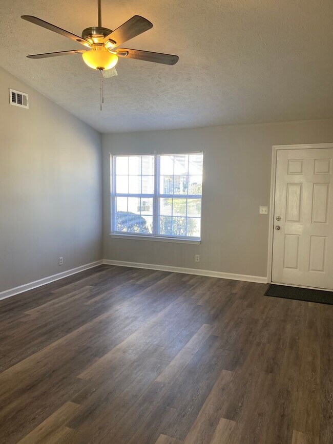 Foto del edificio - Charming, Renovated Open Floor Plan Home | 3 BR, 2 BA, 1 Car Garage