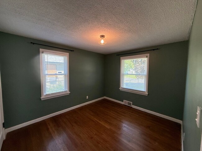 Foto del edificio - Audubon-Downriver Neighborhood 4 bedroom, 1 bath corner lot with large, fenced yard