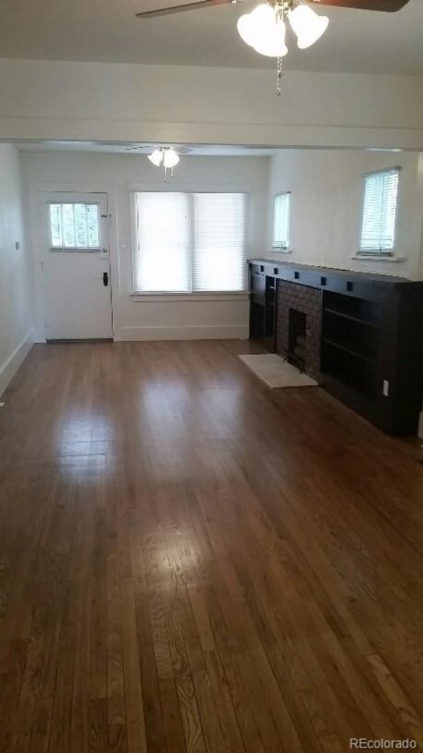 Foto del edificio - NICE 4-BEDROOM DUPLEX UNIT WITH GARAGE IN SUNNYSIDE! WATER, SEWER & TRASH INCLUDED!