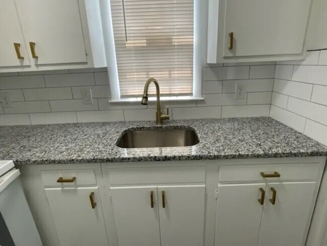 Foto del edificio - Room in Apartment on Greenbriar Rd