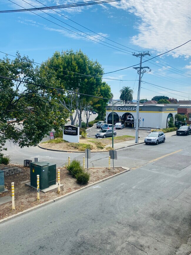 Building Photo - 2410 Lincoln Ave