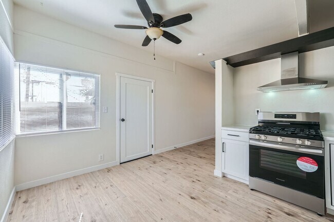 Foto del edificio - Stunning 2 Bedroom Newly Remodeled Modern Unit in Downtown Las Vegas