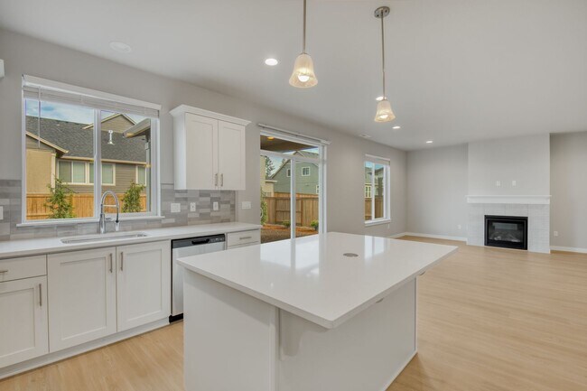 Foto del edificio - Brand New & Beautiful 2025 Holt Home !  Wa...