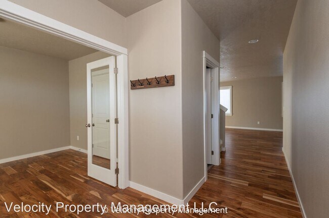 Building Photo - 4 br, 2.5 bath House - 20491 SE Clover Cre...