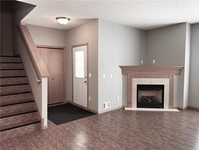 Building Photo - Blaine Townhome