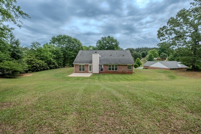 Foto del edificio - Beautiful 4 Bedroom Home on Large Private Lot in Hoschton