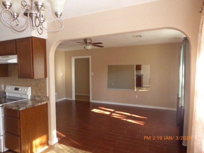 Building Photo - 111 NE Cimarron Trail