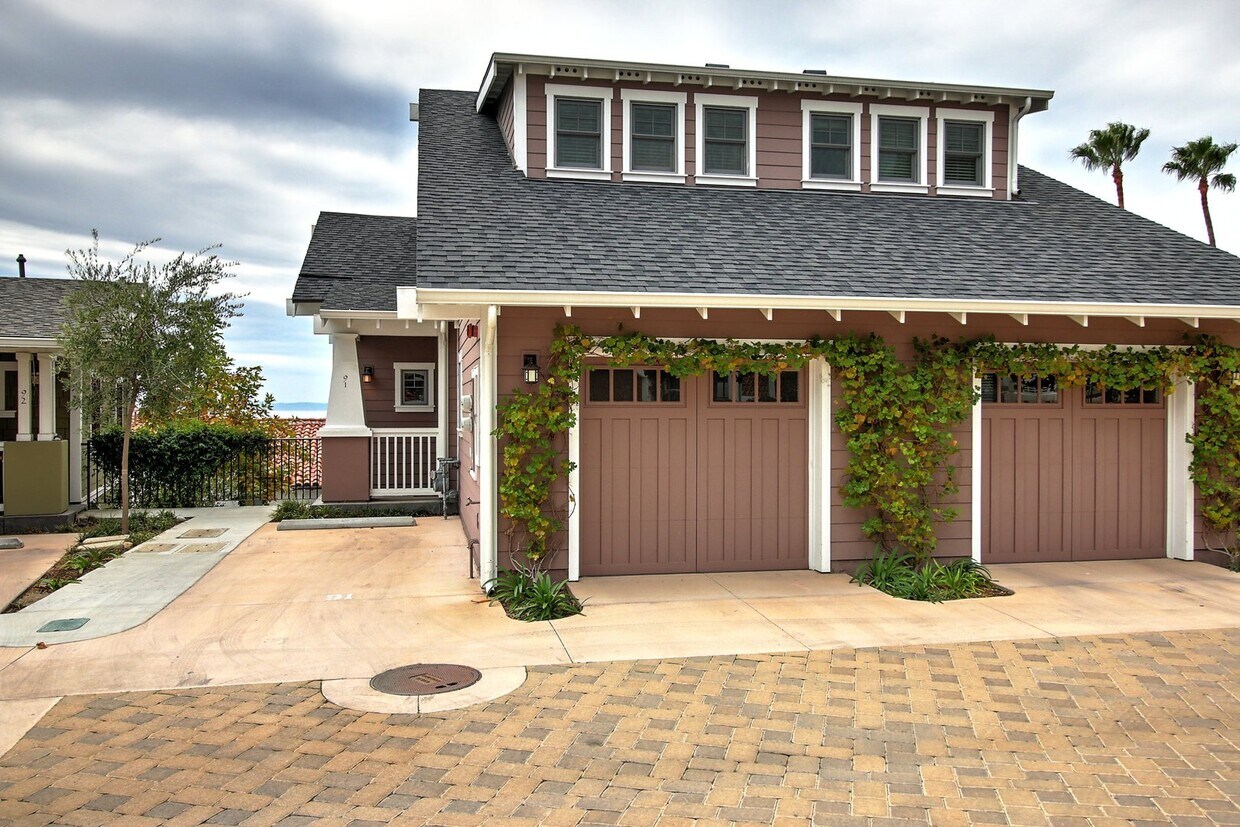 Primary Photo - Wonderful Three bedroom 2.5 bathroom Ocean...