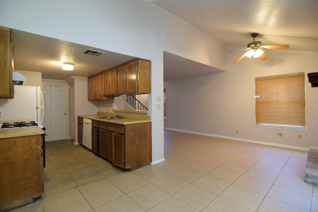 Foto del edificio - 2403 Skylark Cir