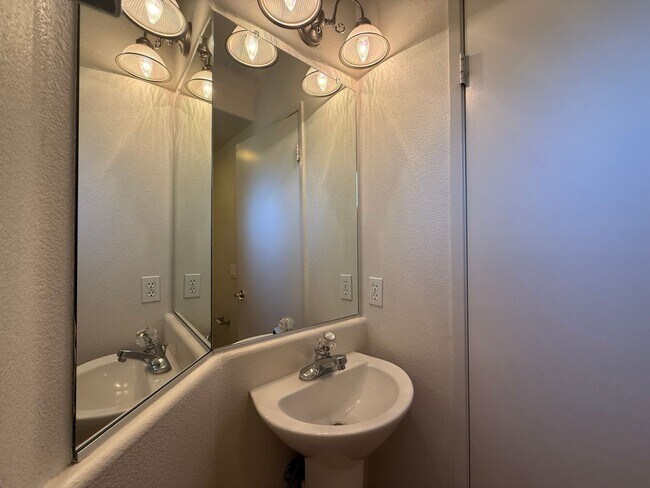 Foto del edificio - Stunning 2B/2.5BA house available for leas...