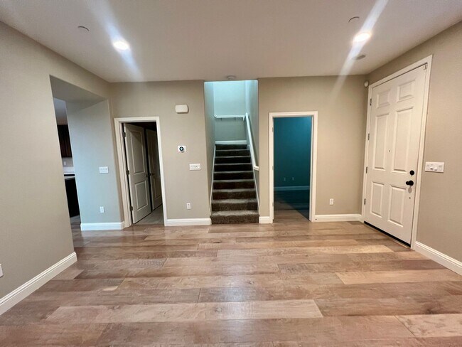 Building Photo - Fabulous Healdsurg Home with Water & Garba...
