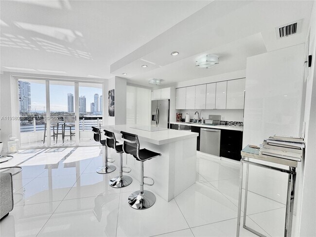 Building Photo - 3600 Mystic Pointe Dr