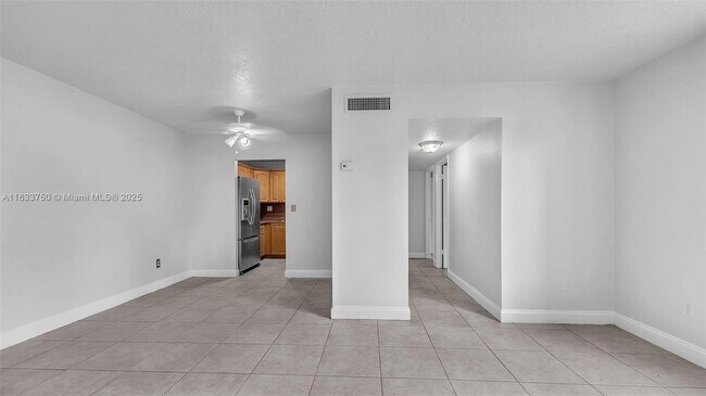 Foto del edificio - 1825 W 56th St