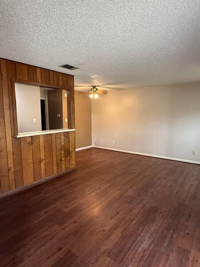 Building Photo - Roomy 1 Bedroom Apartment