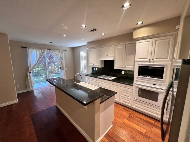 Building Photo - 4 Bedroom Home for Rent in Bridgeport!