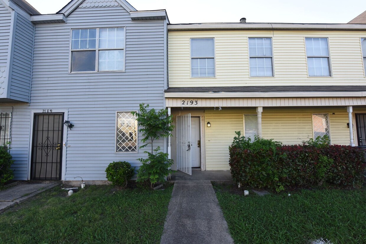 Foto principal - Spacious 2 story town home with fenced yard!