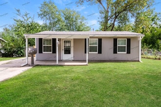 Building Photo - 2513 S 48th Terrace