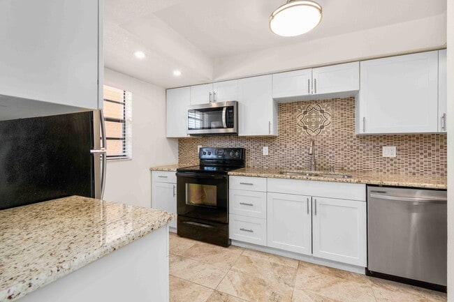 Building Photo - 1750 Belleair Forest Dr