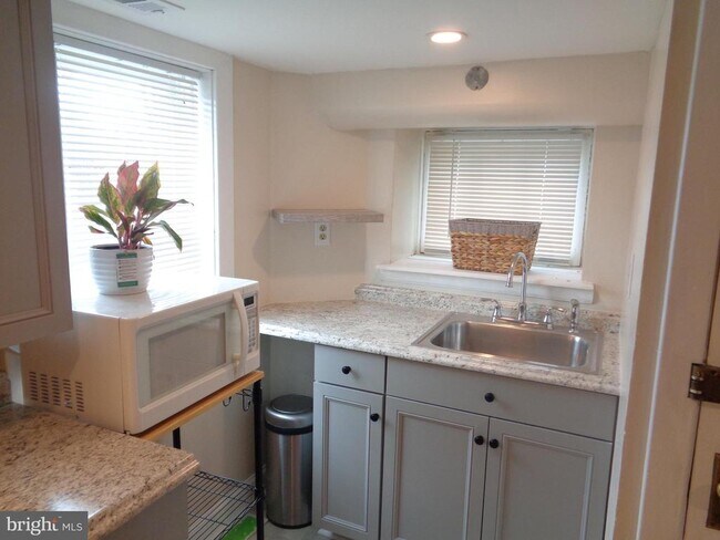 Foto del edificio - 2800 Linwood Ave