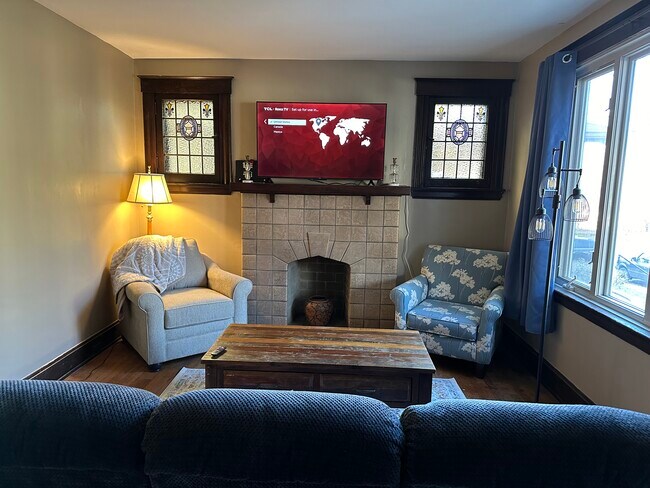 Sala de estar con sofá reclinable. - 2533 Valley View Ct