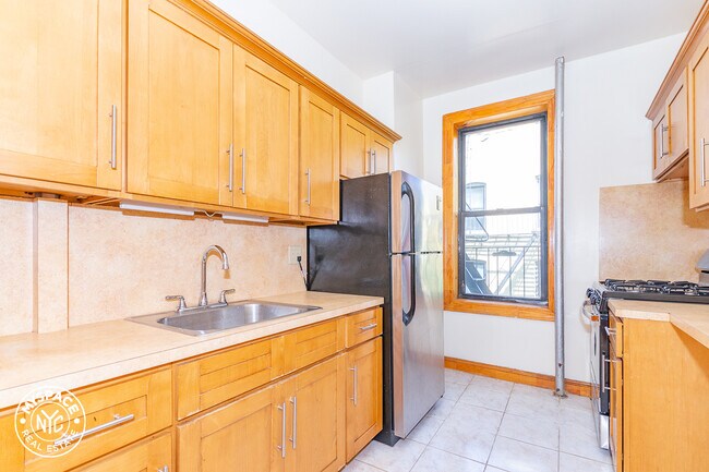 Building Photo - 429 16th St