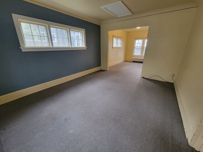 Foto del edificio - AVAILABLE JUNE 1ST -  Huge 6 Bed 2.5 Bath Home Close to campus!