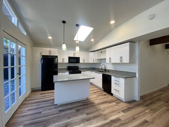 Foto del edificio - Stunning 2 Bed / 2 Bath Home Near Lake Murray!