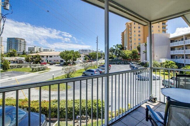 Foto del edificio - 999 N Riverside Dr