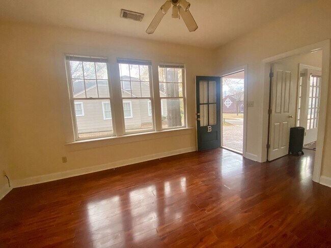 Foto del edificio - 326 N Madison St