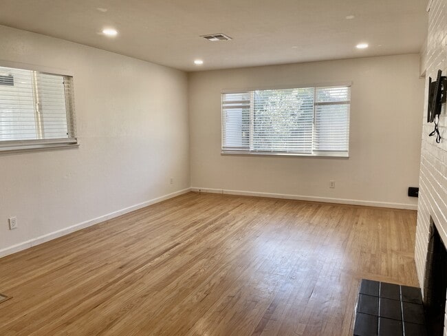 Building Photo - 4524 Oxbow Dr