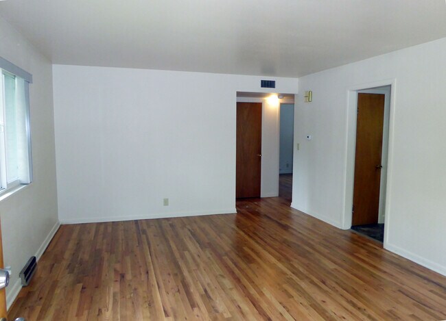 Foto del edificio - 1712 Crestmore Pl