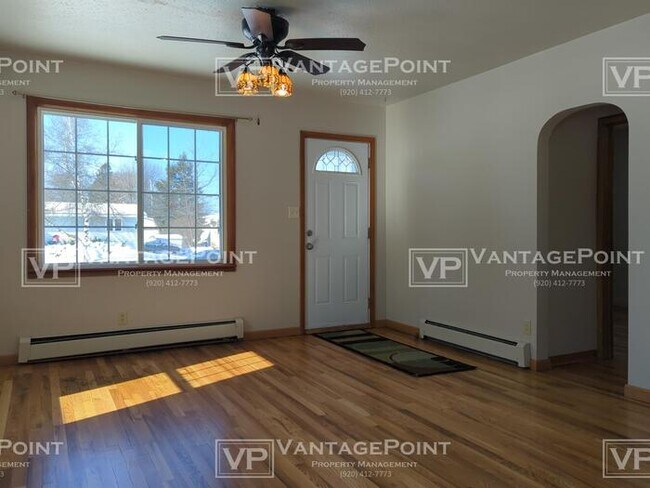 Building Photo - - Marinette House For Rent –