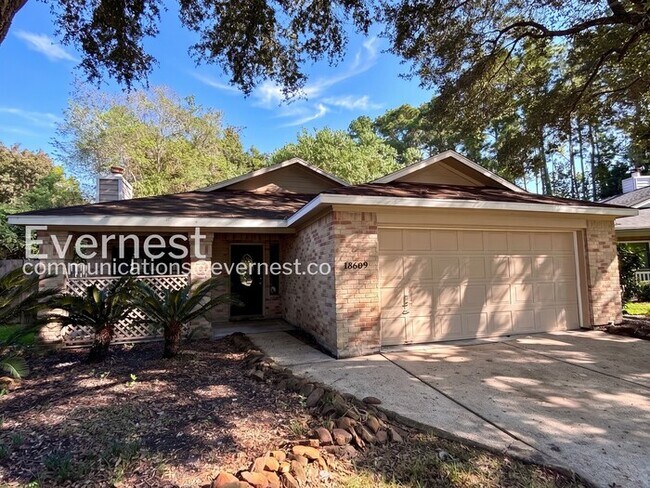 Foto del edificio - 3 Bed, 2 Bath Home with Fenced Yard & Garage / Pet-Friendly / Available Now!