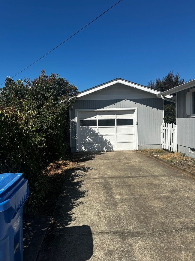 Building Photo - Adorable 2 Bedroom Home