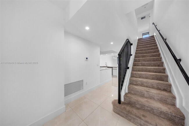 Building Photo - 4133 N Oak Pl