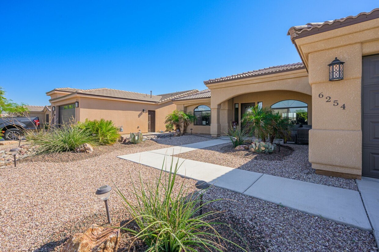 Primary Photo - Exceptional 3-Bedroom Oasis with Golf Cour...