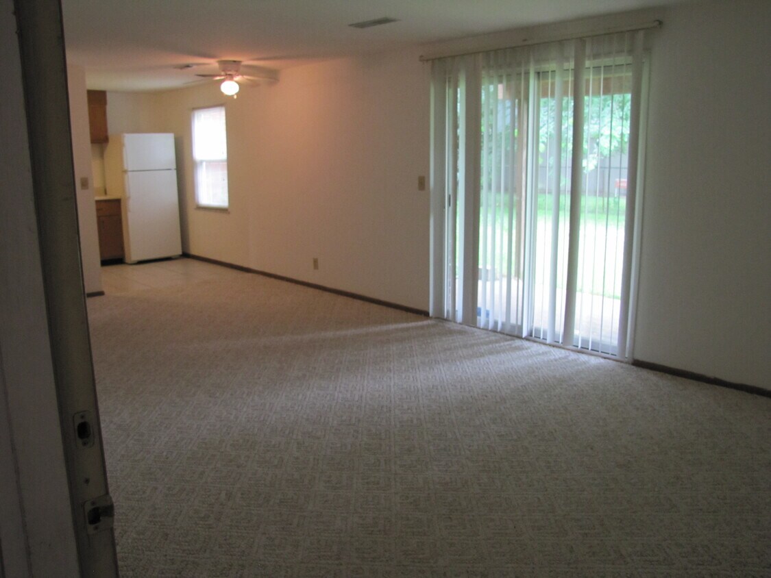 5 Williamsburg Ct Unit C, Pekin, IL 61554 Apartments in Pekin, IL