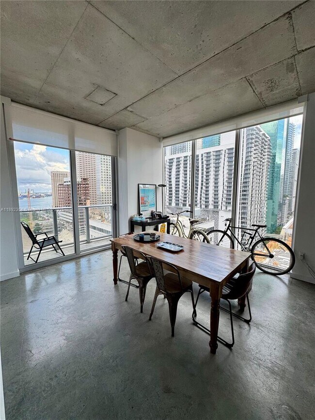 Foto del edificio - 151 SE 1st St