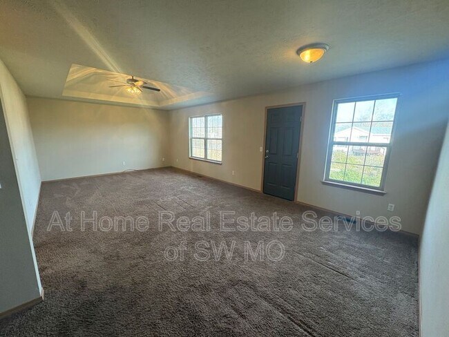Building Photo - 1270 N Northwood Ave
