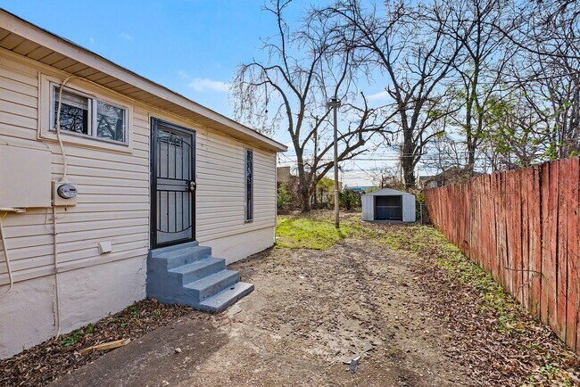 Building Photo - Spacious updated 5 bedroom home for Rent - Open To Section 8
