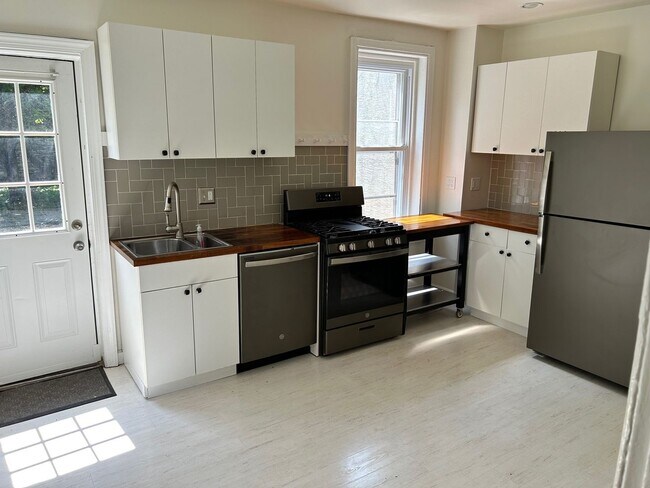 Foto del edificio - 4 Bedroom Single Family Home in Philadelphia